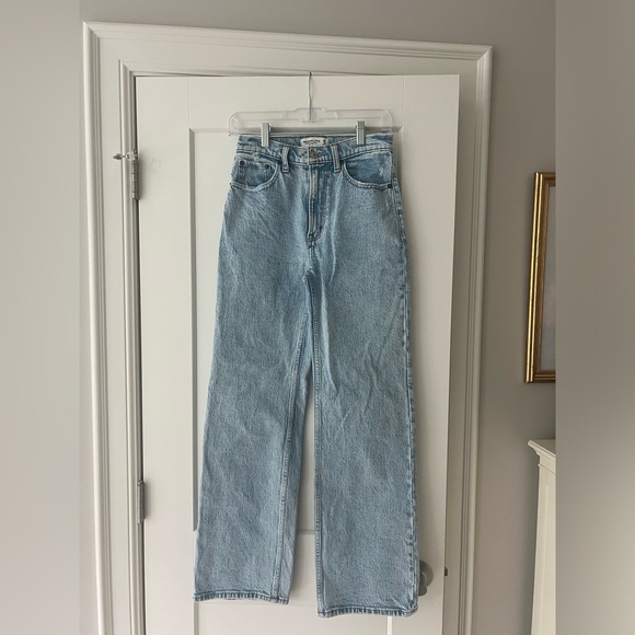 Abercrombie 90s High Rise Relaxed Jean - Picture 3 of 5